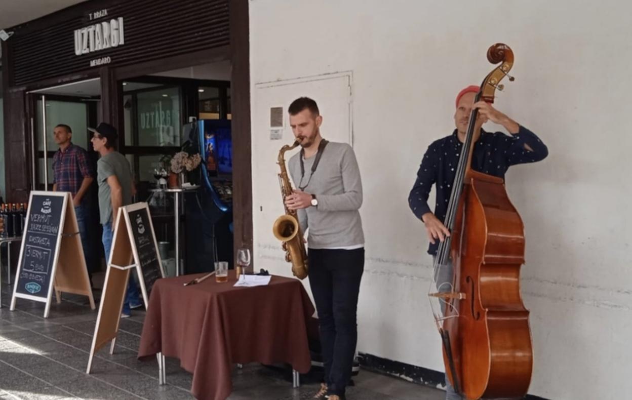 Concierto en la terraza del bar Uztargi. 
