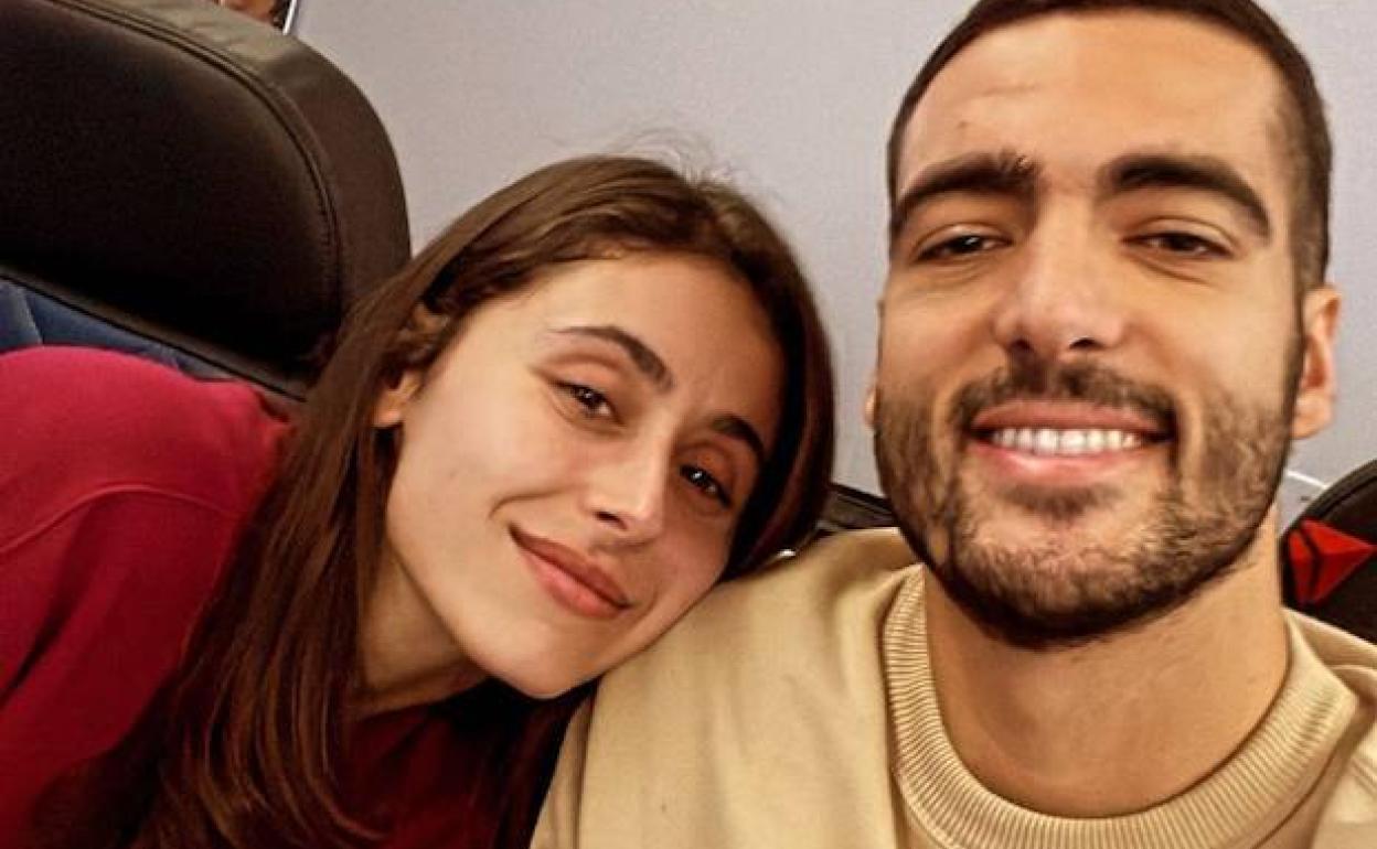 Mikel Merino acompañado por su pareja disfrutará de unos días de vacaciones fuera de casa