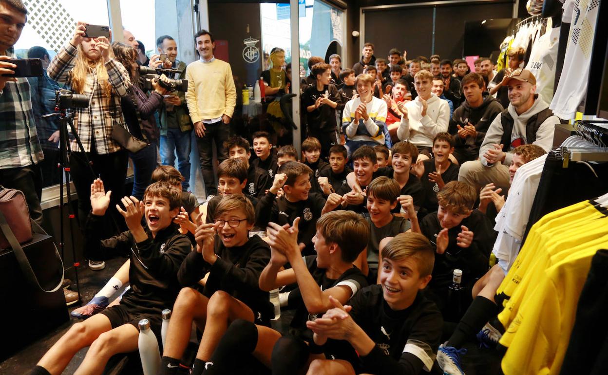 Seguidores del Real Unión festejan el cruce este miércoles en el sorteo de la Copa del Rey. 