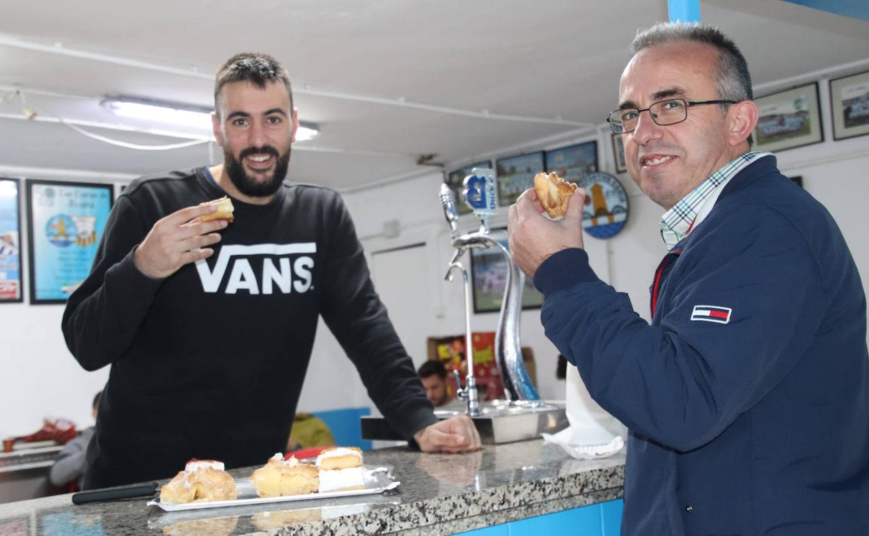 Alberto Urquía, a la derecha, celebra con unos pasteles el emparejamiento del Coria con la Real Sociedad. 