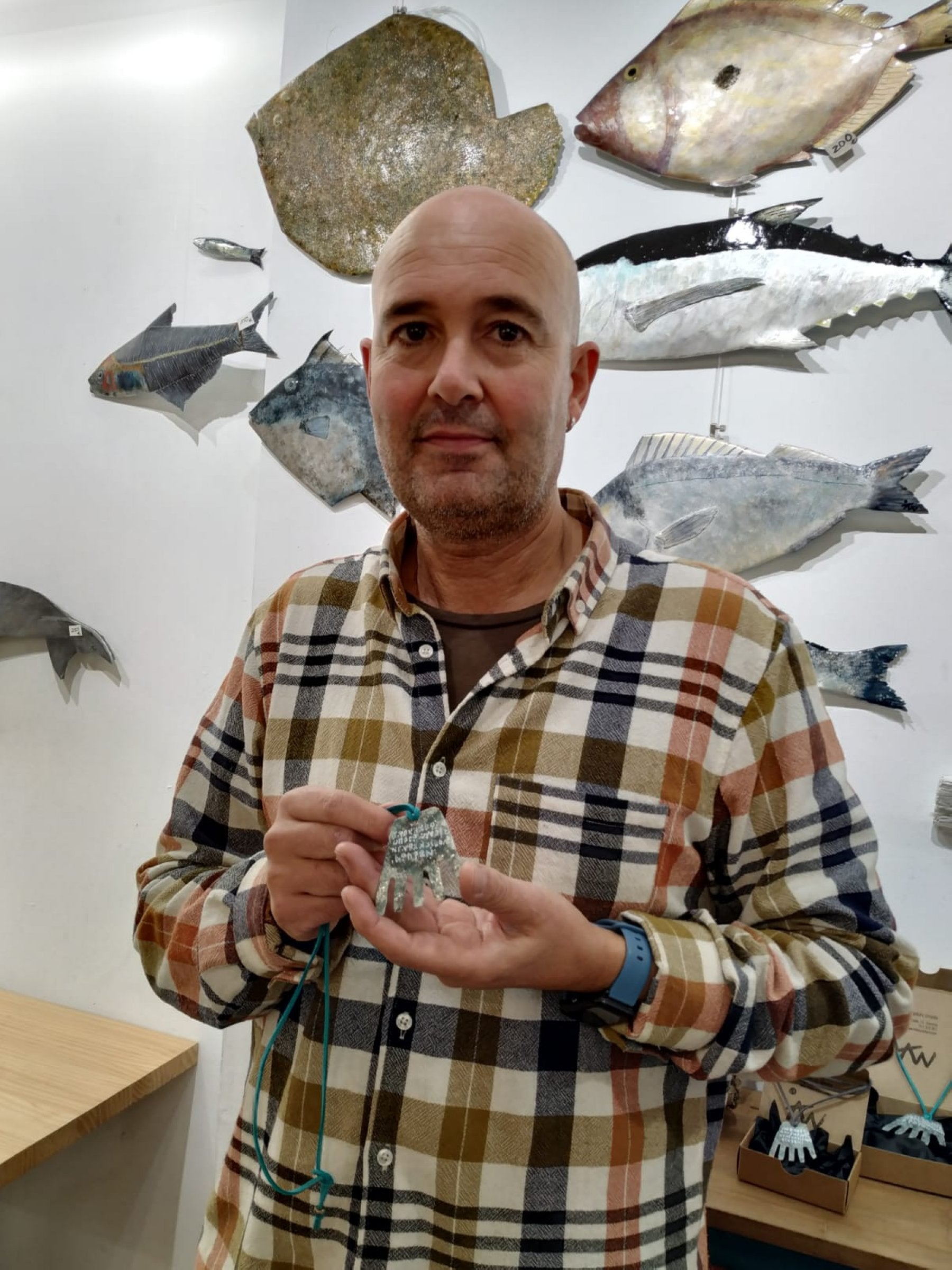 Mikel Aranburu muestra la pieza reproducida a escala como colgante.