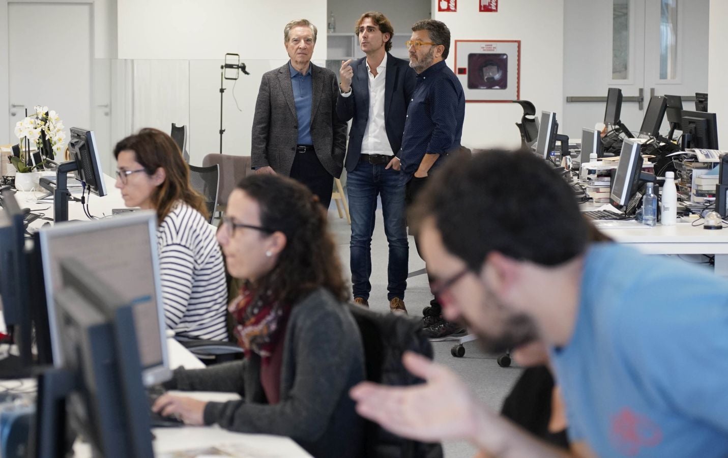 Iñaki Gabilondo, David Taberna y Mitxel Ezquiaga, en la redacción.