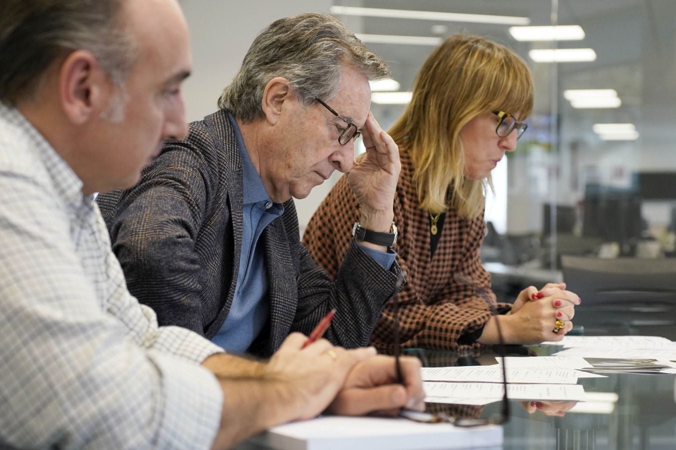 Javier Bienzobas, Iñaki Gabilondo y Arantxa Aldaz estudian las primeras noticias del día.