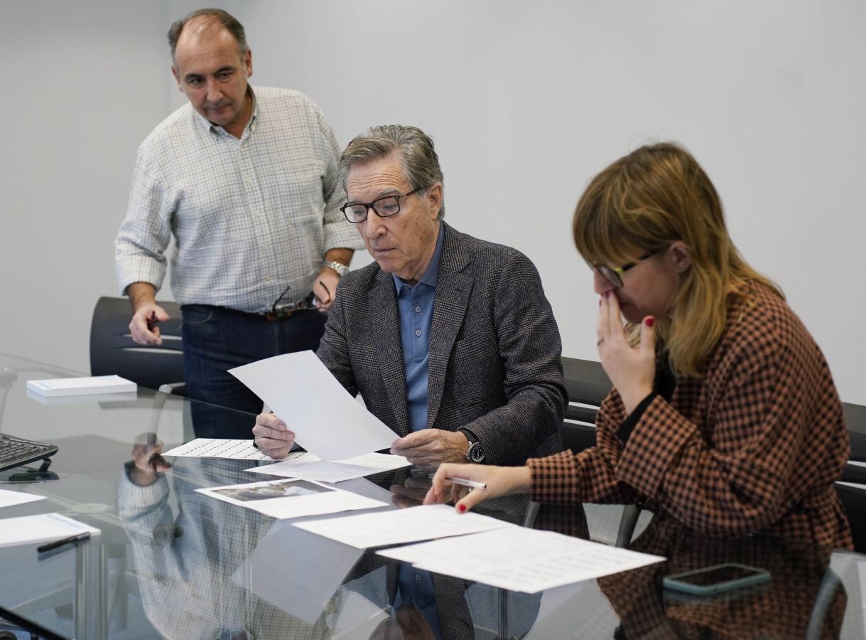 Javier Bienzobas, Iñaki Gabilondo y Arantxa Aldaz repasan el «dibujo de cómo sería la primera página confeccionada por el comunicador donostiarra».