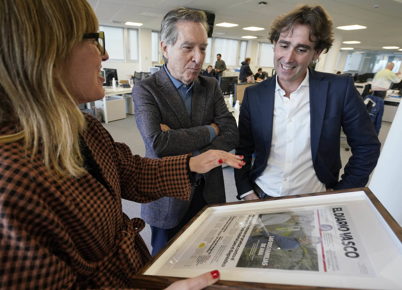 Arantxa Aldaz y David Taberna entregan a Iñaki Gabilondo la portada del periódico confeccionada según sus directrices.