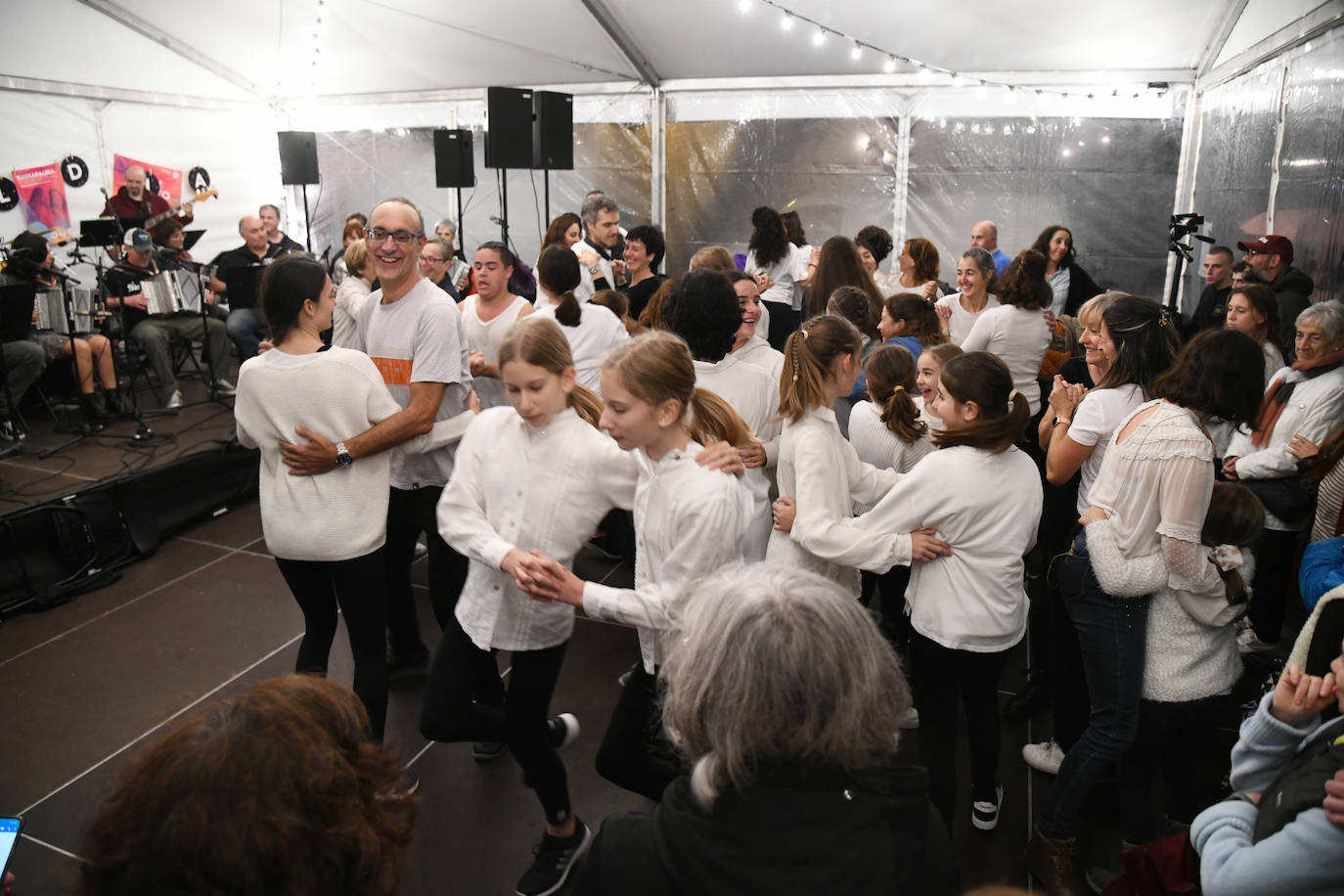 Fotos: Kaleetan hitzez ekiteko garaia hasi da Donostian