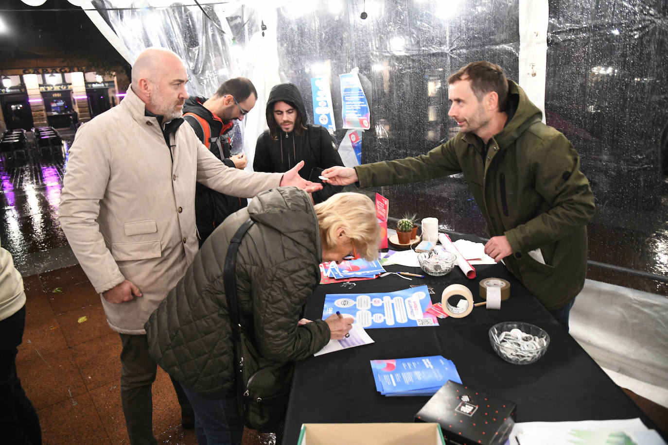 Fotos: Kaleetan hitzez ekiteko garaia hasi da Donostian