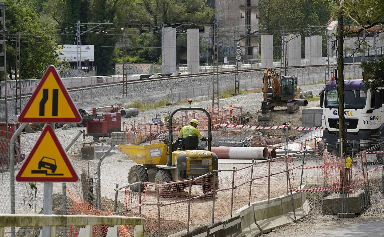 Obras del TAV en Astigarraga, donde se avanza en la instalación del tercer hilo.