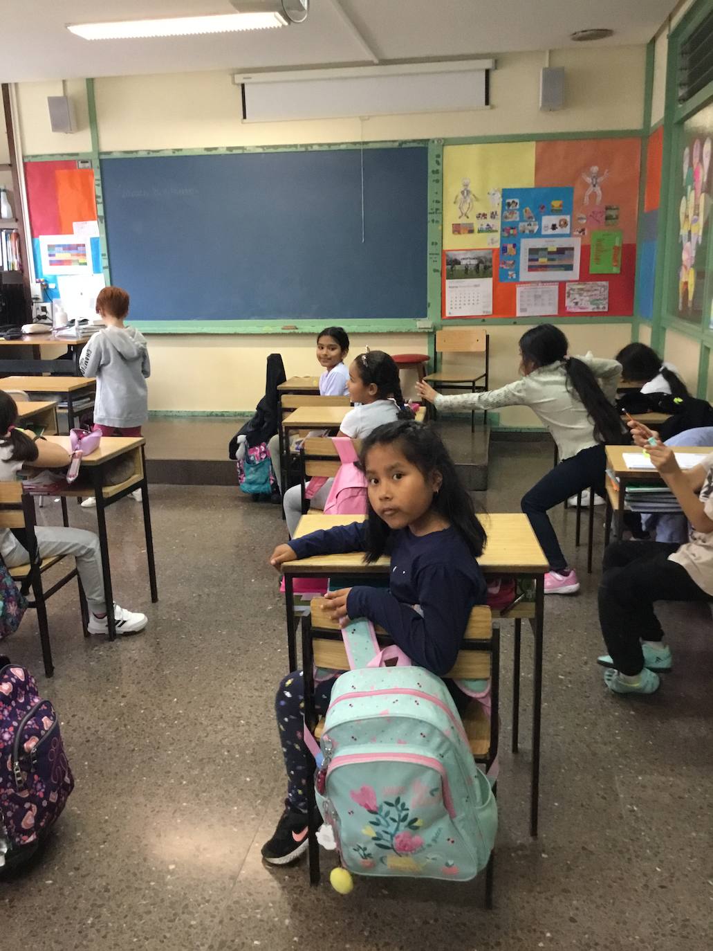 Los alumnos de tercero de Primaria atienden en clase 