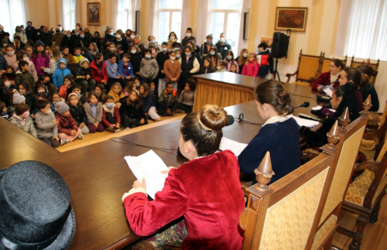 Alakte Txikiak eta zinegotziak udalbatzarra egingo dute. 