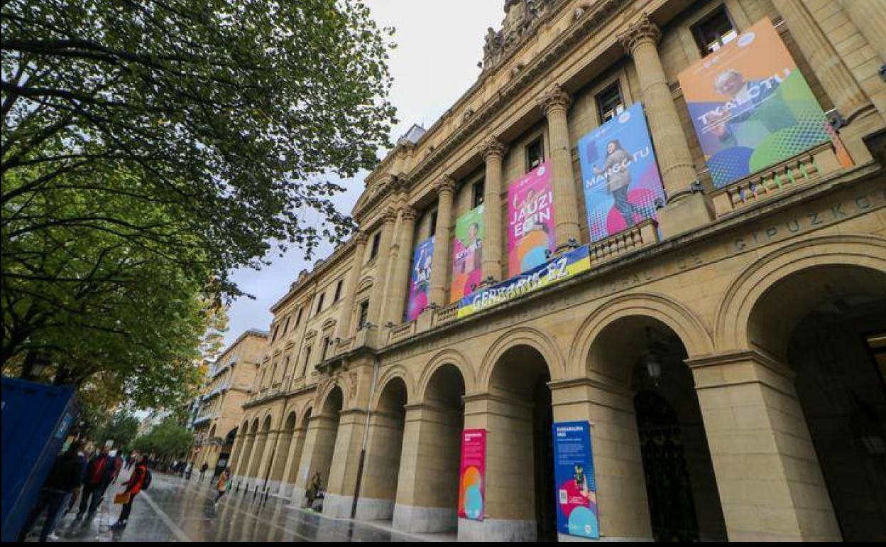 Exterior de la sede de la Diputación foral, engalanado con el Euskaraldia. 