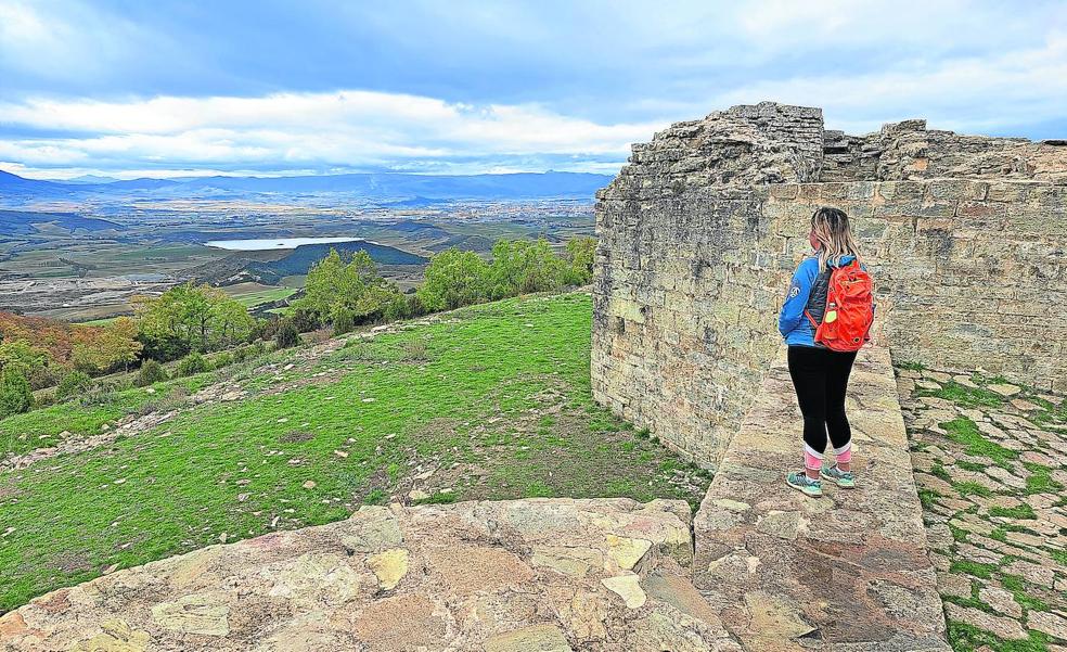 Desde las murallas del castillo de Irulegi disfrutamos de unas preciosas vistas de la cuenca de Pamplona y las cimas que la rodean