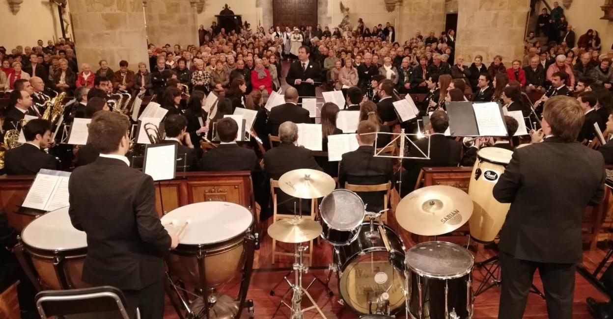 Músicos legazpiarras durante uno de los espectaculares conciertos ofrecidos en el pasado con motivo de Santa Cecilia. 