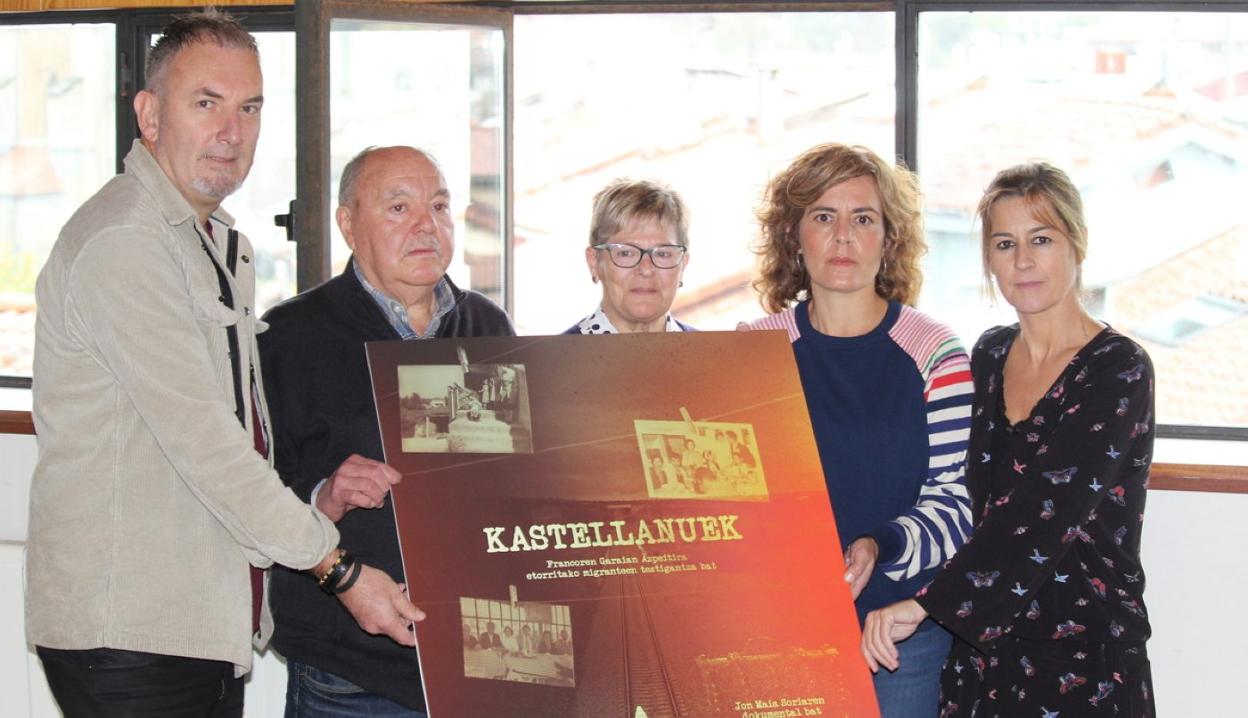 Ezkerretik Jon Maia, Felipe Murillo, Filo Pérez, Irune Boo eta Nagore Alkorta 'Kastellanuek' kartelarekin. 