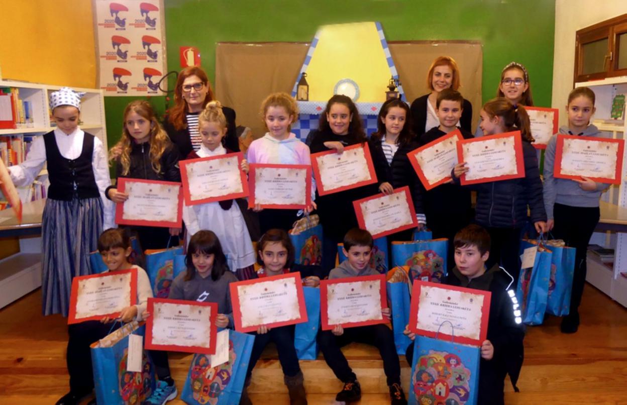 2021. urteko sarituak bere diplomekin. 