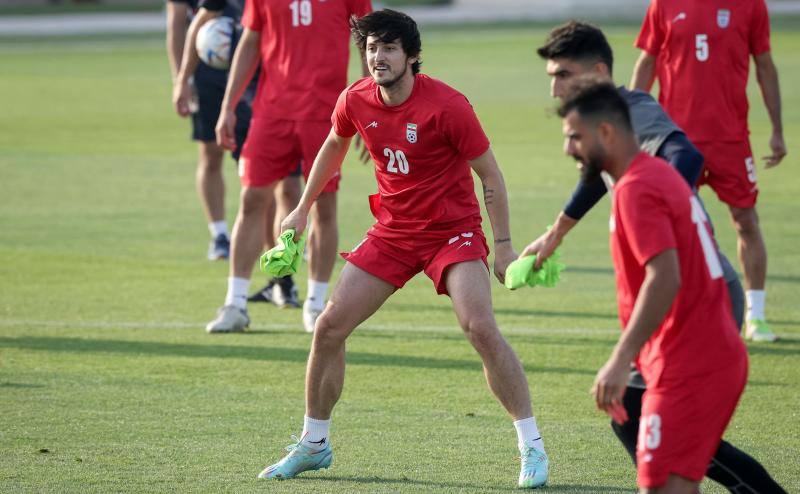 Azmoun, con el dorsal '20', en un entrenamiento con Irán