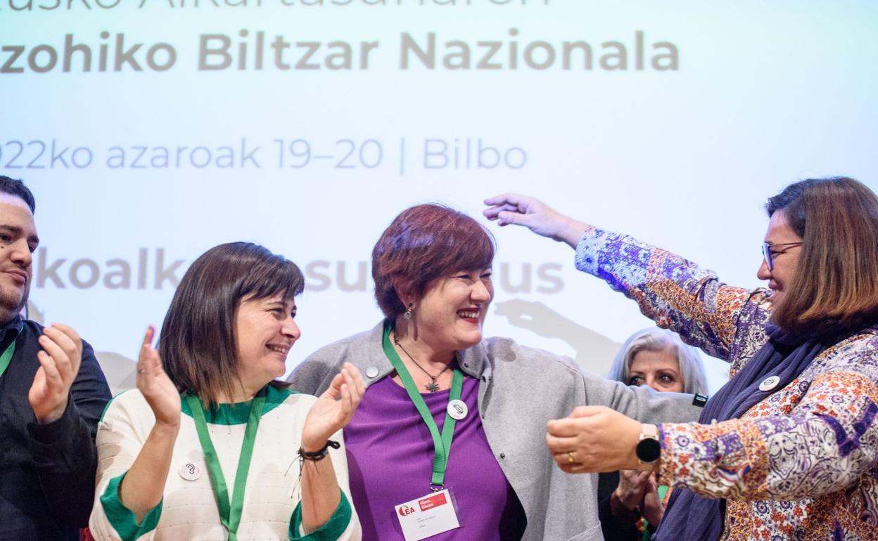 Eba Blanco, en el centro de la imagen, es felicitada tras ser elegida secretaria general ayer en Bilbao. Goia y Esteban, ayer en las inmediaciones de los cuarteles de Loiola. 