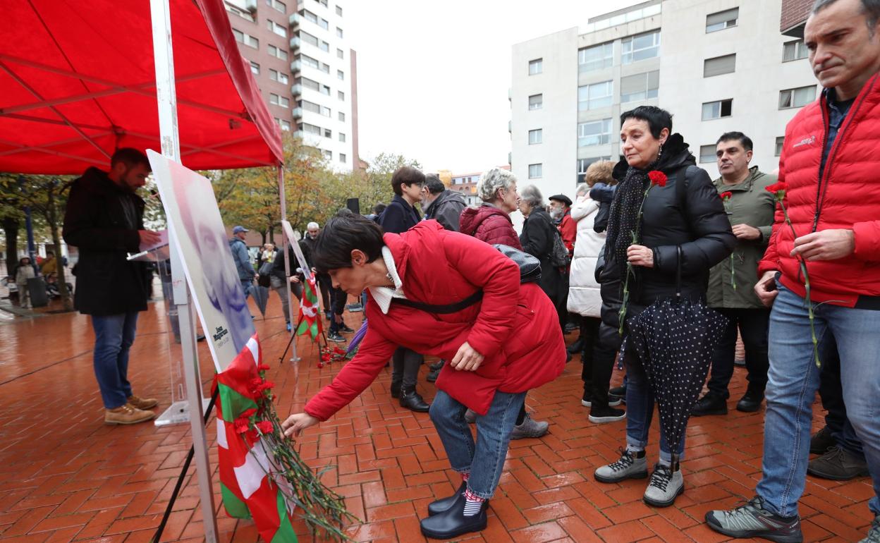 Iriarte coloca ayer una rosa ante un retrato de Muguruza. 