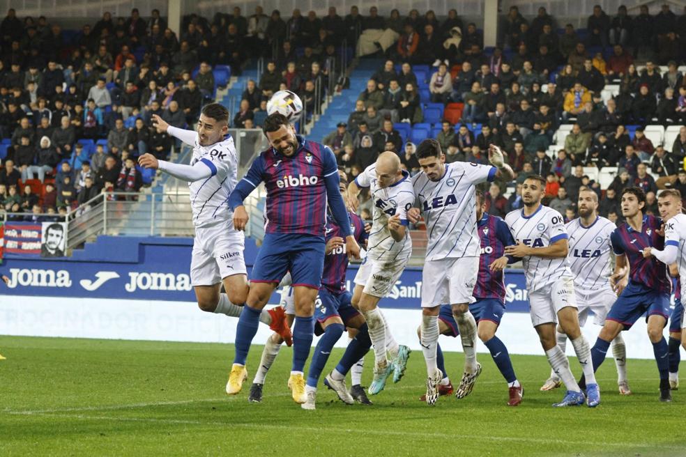 El partido ha sido muy disputado en Ipurua. 