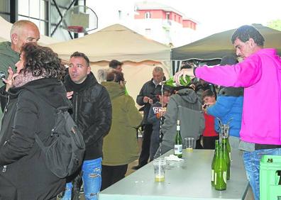 Imagen secundaria 1 - Solidaridad vecinal masiva con Markel