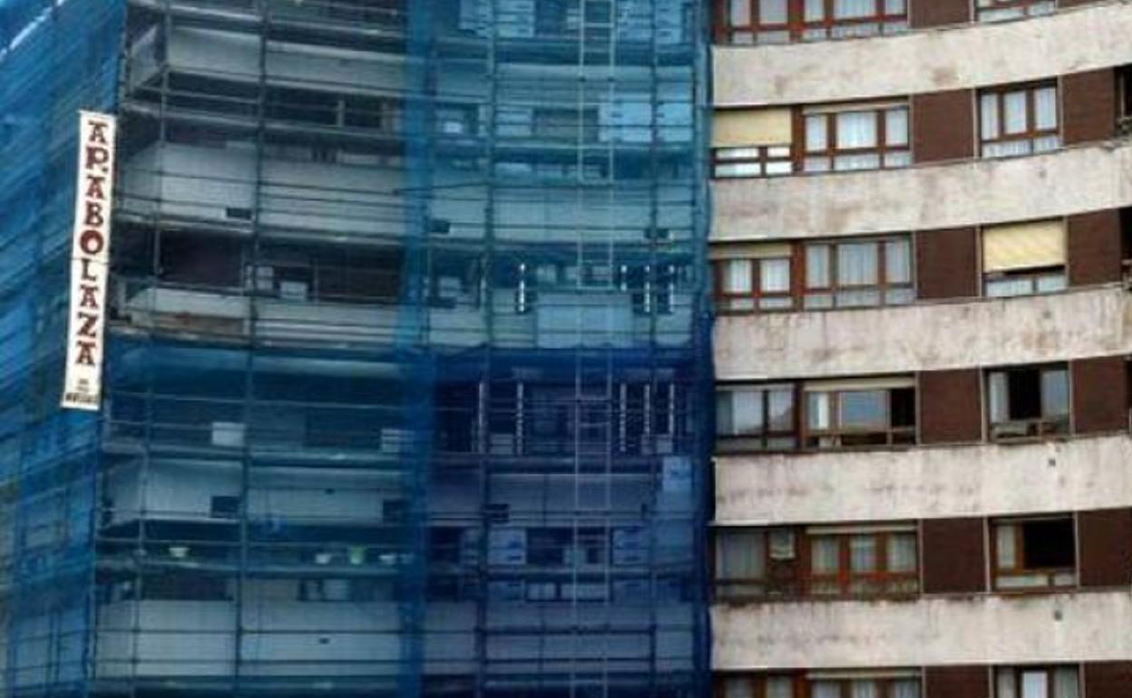 Un obrero trabaja en la rehabilitación de la fachada de un edificio antiguo del Centro. 
