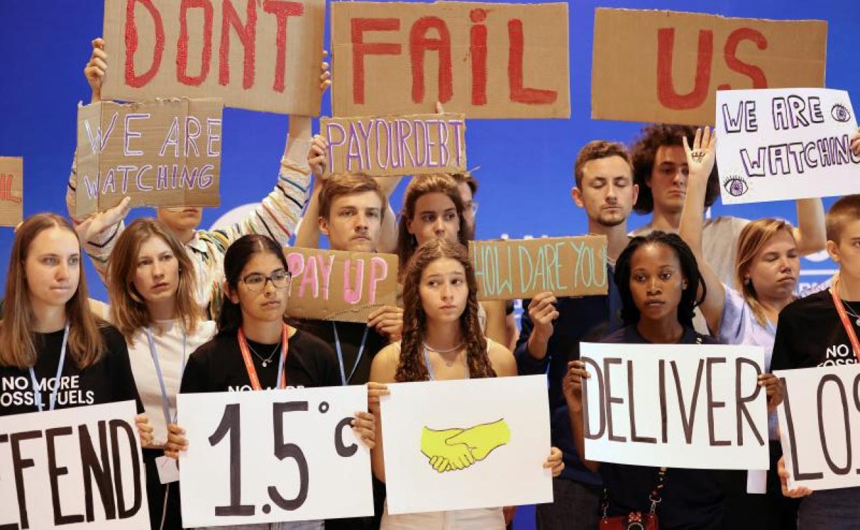 Jóvenes manifestándose en el plenario de la COP27.