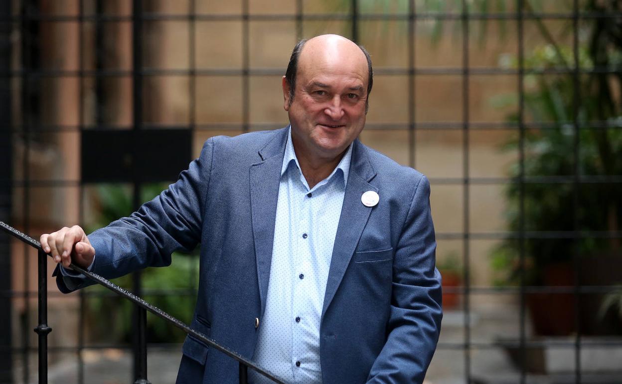 Andoni Ortuzar, líder del PNV, posa en las inmediaciones de Sabin Etxea, en Bilbao. 