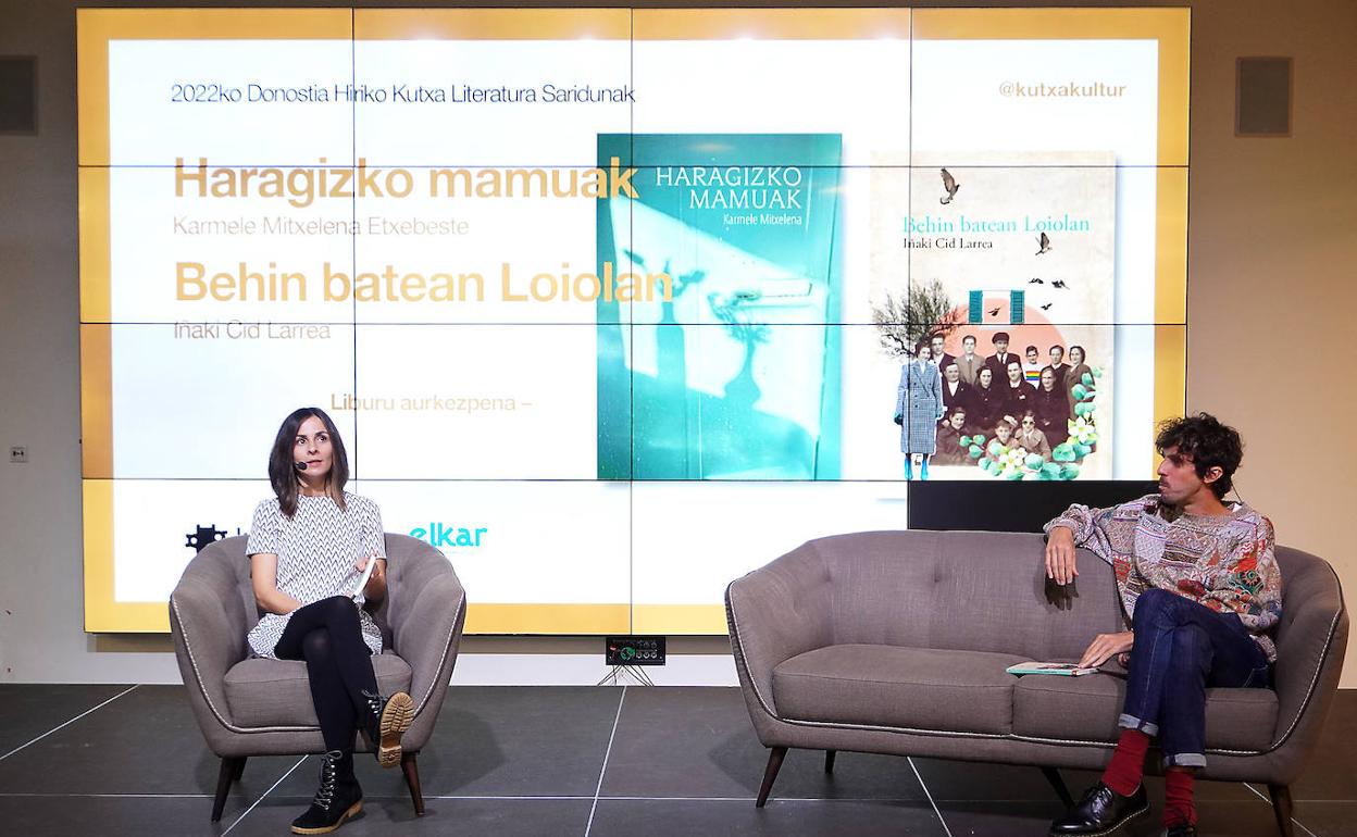 Karmele Mitxelena eta Iñaki Cid liburuen aurkezpen ekitaldian. 