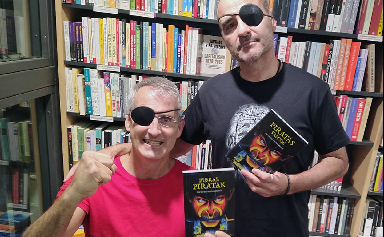 Asier Sanz Nieto eta Iñaki Mendizabal Elordi, liburuaren egileak. 