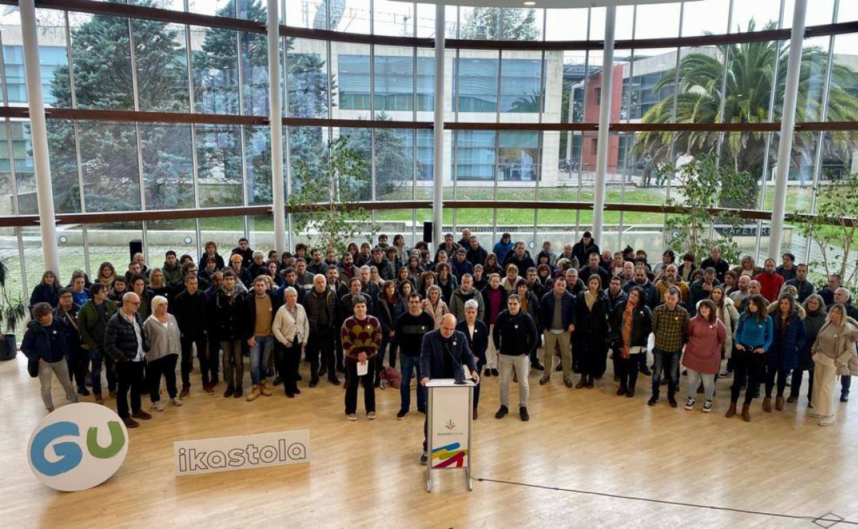 Representantes de las ikastolas, durante la rueda de prensa ofrecida este martes en Donostia.
