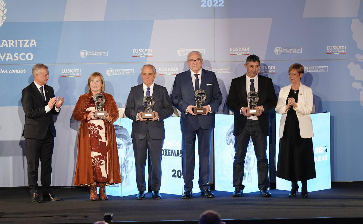 Urkullu y Tapia flanquean a los premiados, ayer en Lehendakaritza. 