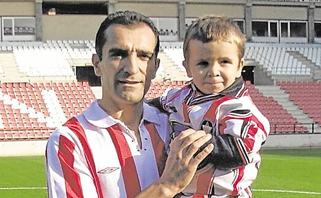 Imagen principal - Pablo, con apenas dos años, aparece en brazos de su padre en el Nuevo Las Gaunas.; La última promesa de Zubieta de niño en su casa con varias de las camisetas que utilizó su padre. y Fernando Marín, junto a Bonilla en aquel partido de Copa jugado en Anoeta en 1999.