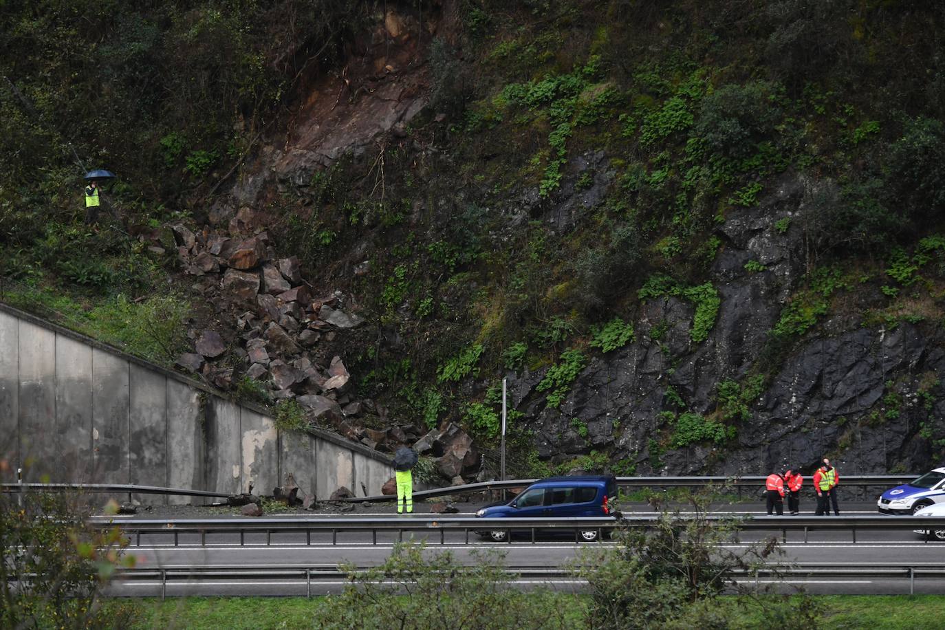Fotos: Desprendimiento de rocas en la AP-8 en Elgoibar