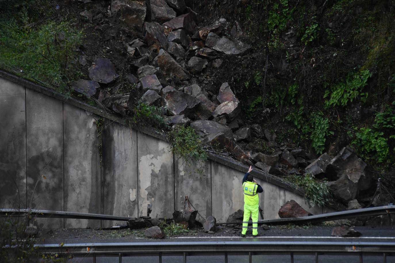 Fotos: Desprendimiento de rocas en la AP-8 en Elgoibar