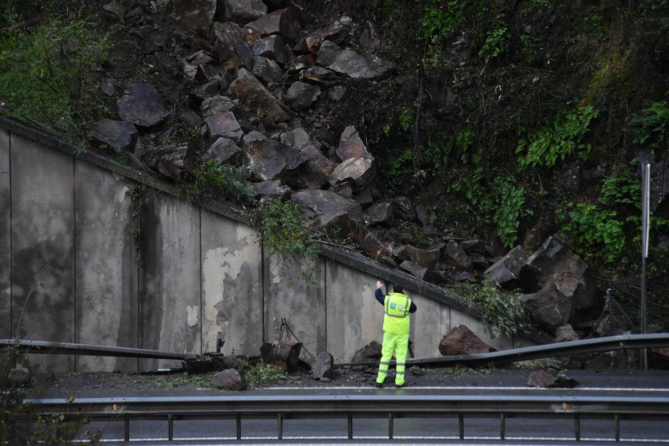 Fotos: Desprendimiento de rocas en la AP-8 en Elgoibar