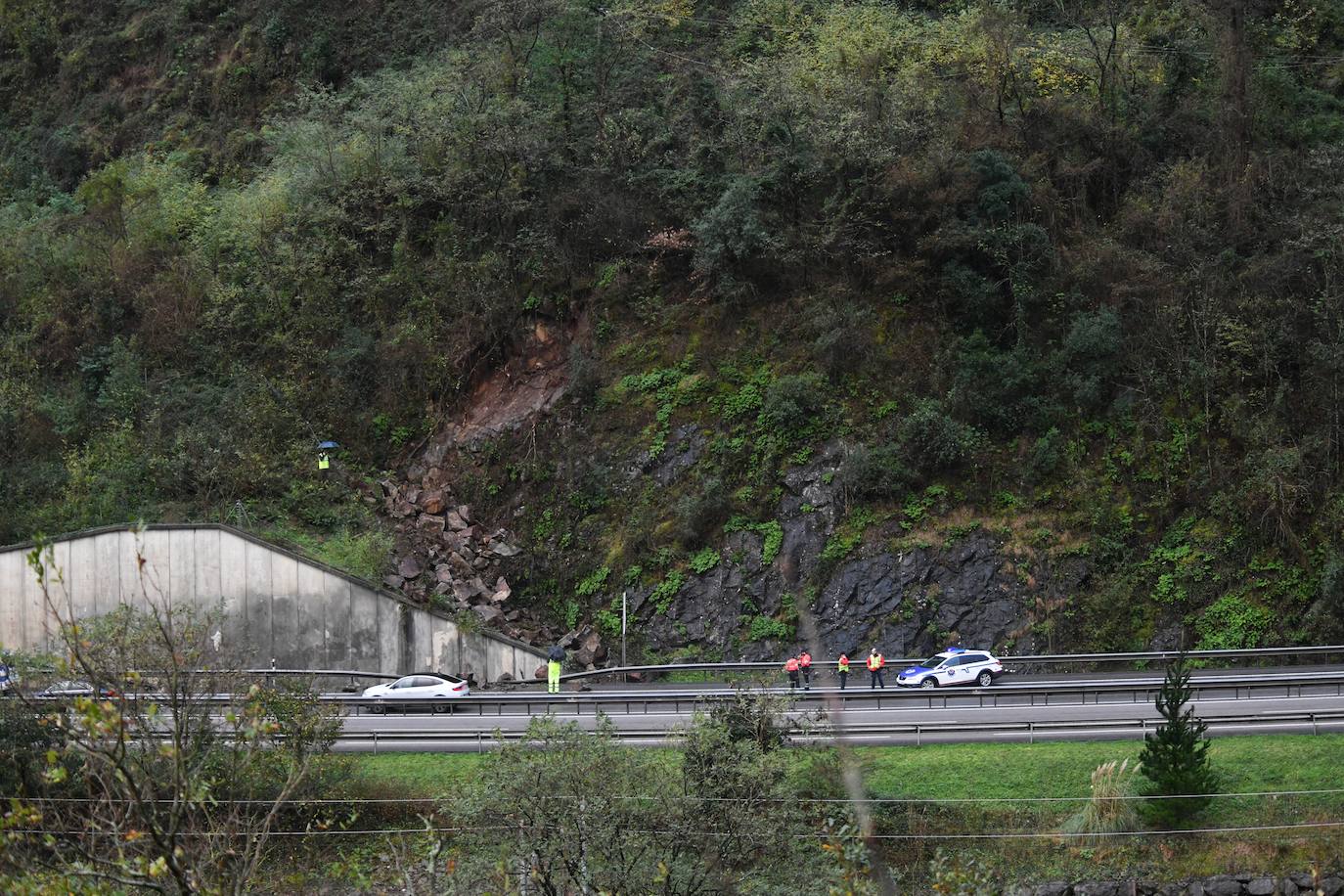 Fotos: Desprendimiento de rocas en la AP-8 en Elgoibar