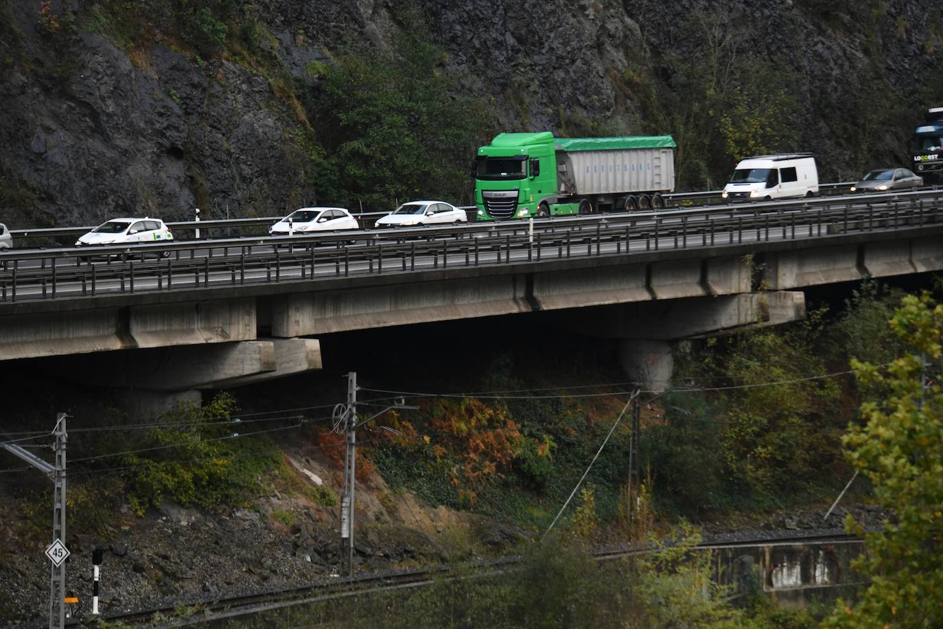 Fotos: Desprendimiento de rocas en la AP-8 en Elgoibar