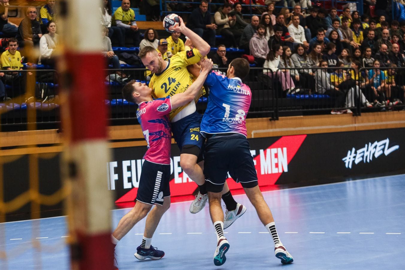 Fotos: El Bidasoa Irun reacciona tras el descanso y derrota al Motor Zaporozhye