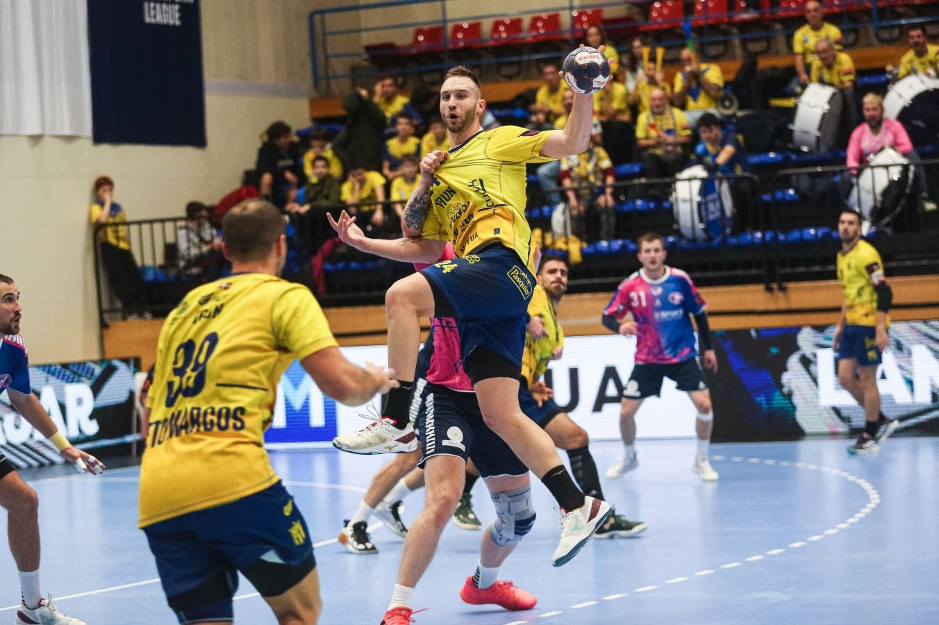 Fotos: El Bidasoa Irun reacciona tras el descanso y derrota al Motor Zaporozhye