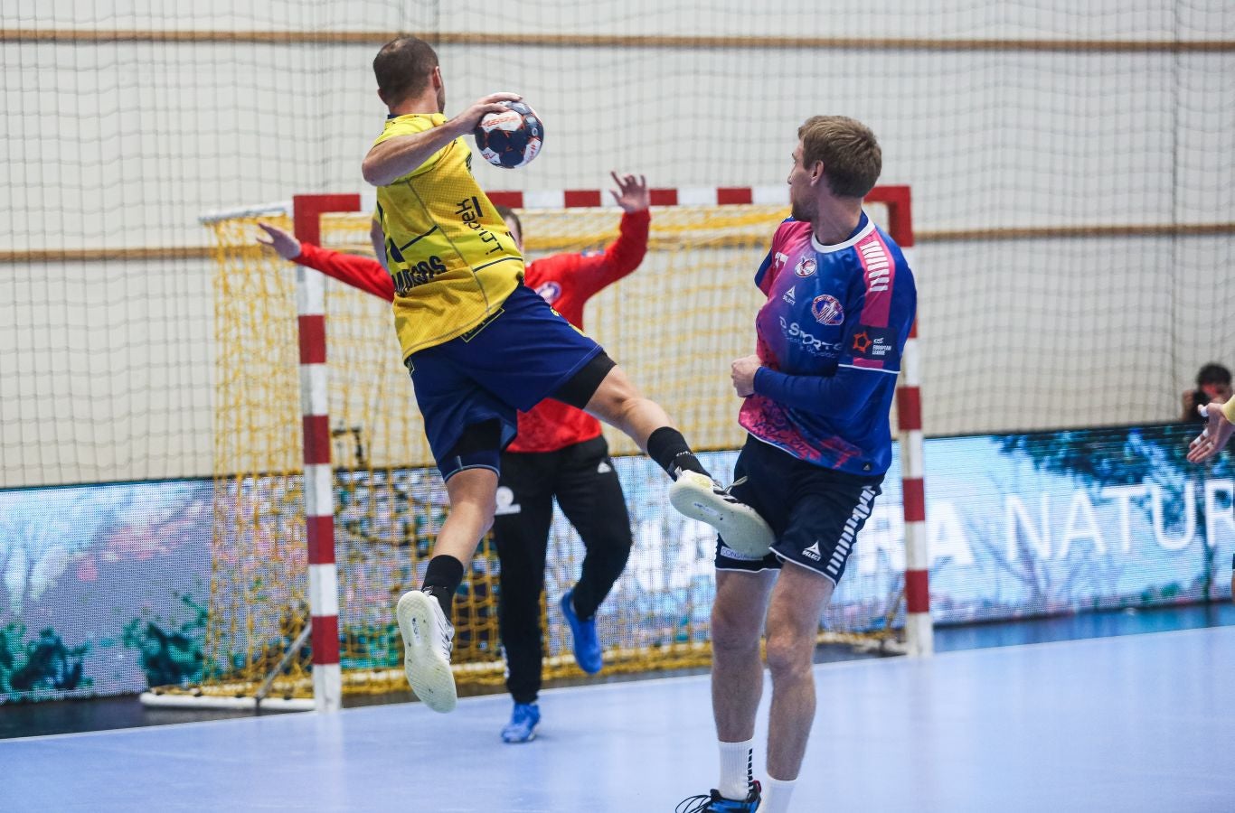 Fotos: El Bidasoa Irun reacciona tras el descanso y derrota al Motor Zaporozhye