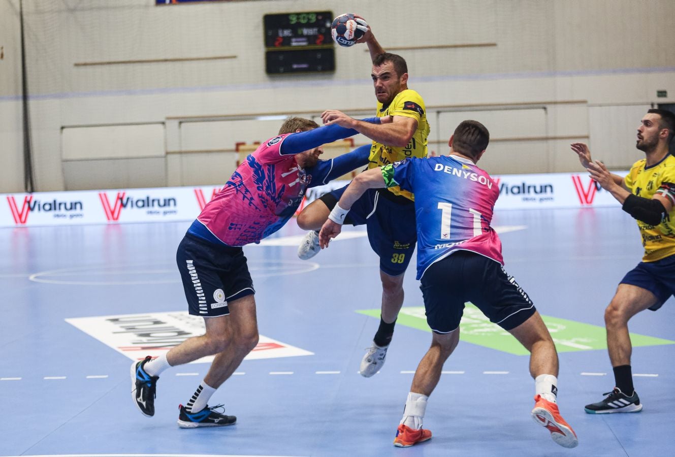 Fotos: El Bidasoa Irun reacciona tras el descanso y derrota al Motor Zaporozhye