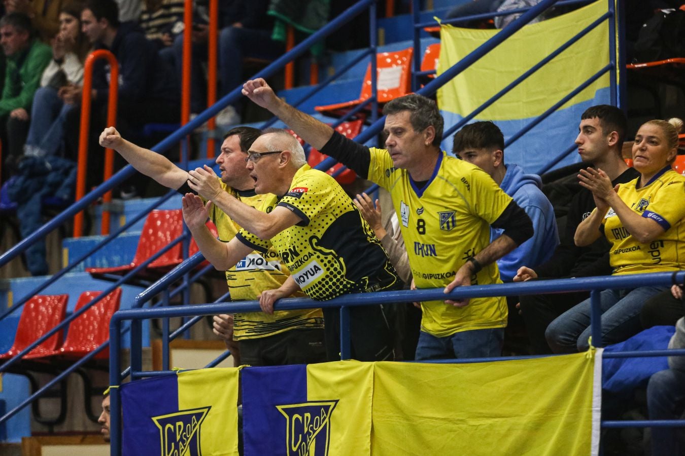 Fotos: El Bidasoa Irun reacciona tras el descanso y derrota al Motor Zaporozhye