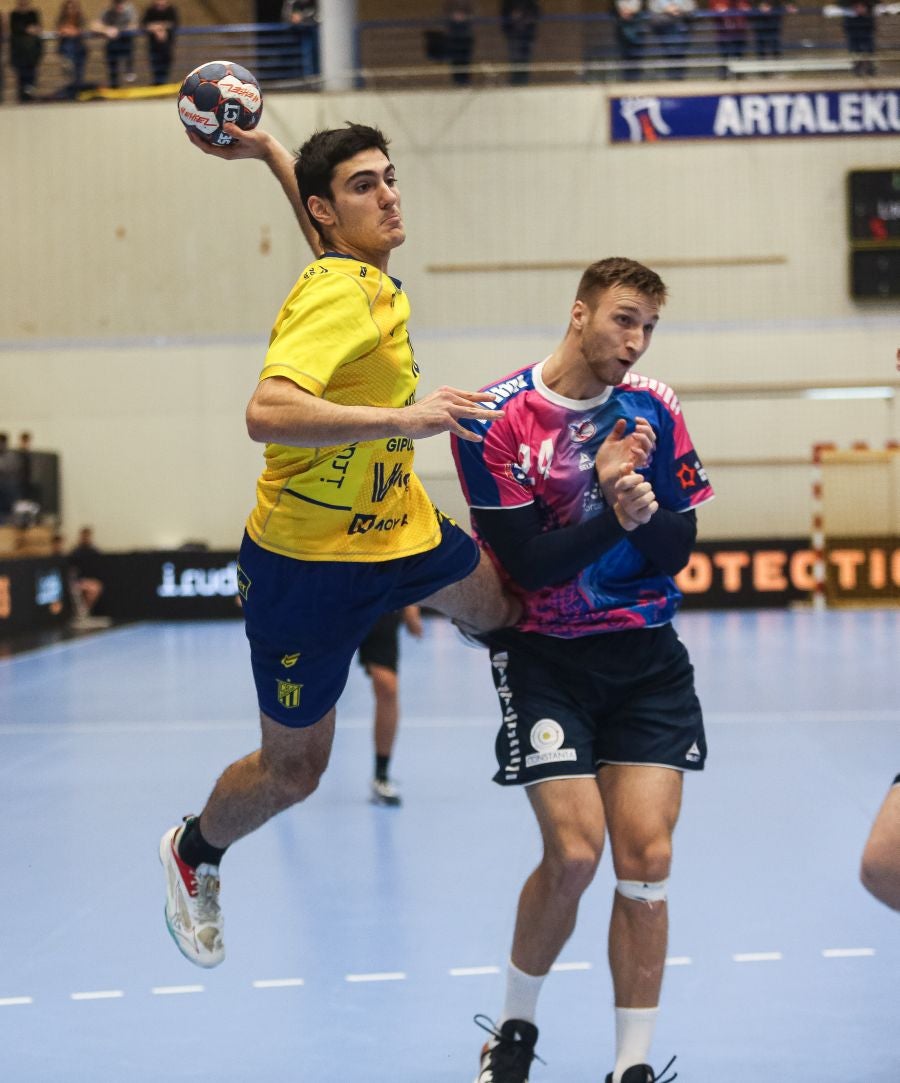 Fotos: El Bidasoa Irun reacciona tras el descanso y derrota al Motor Zaporozhye