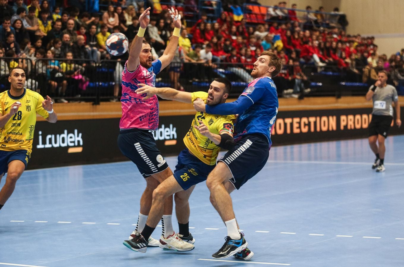 Fotos: El Bidasoa Irun reacciona tras el descanso y derrota al Motor Zaporozhye