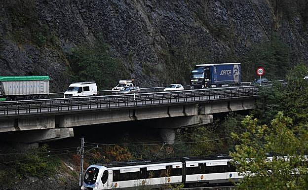 Galería. Desprendimiento de rocas en la AP-8 en Elgoibar. 