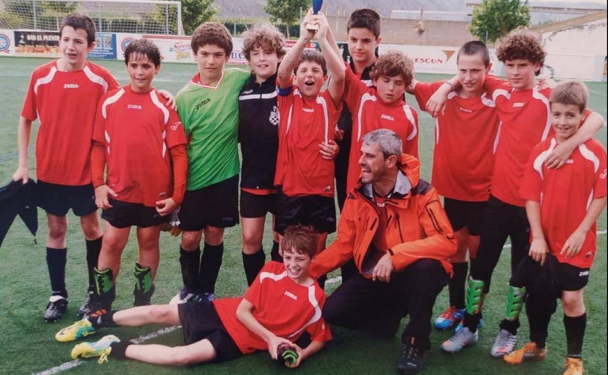 Jon Pacheco, tumbado sobre el césped, tras ganar un trofeo con el CD Baztan. 