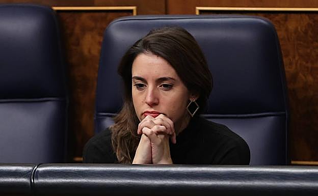 La ministra Irene Montero, pensativa en su escaño, recibió ayer el apoyo generalizado de las formaciones políticas del Congreso.