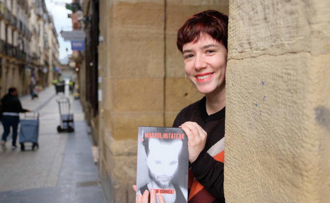 Ane Garcia itzultzailea R.W. Connellen 'Maskulinitateak' eleberria eskuan duela. 