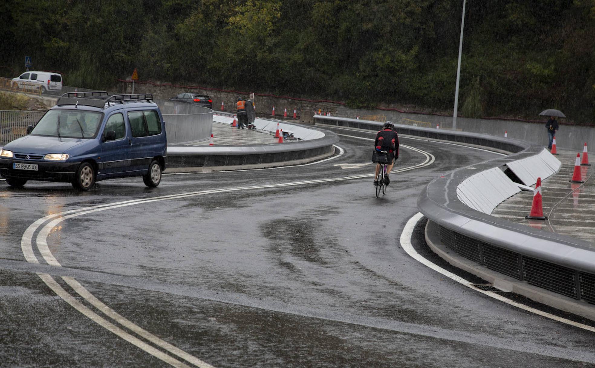 Los primeros vehículos que han cruzado esta mañana el nuevo puente donostiarra.