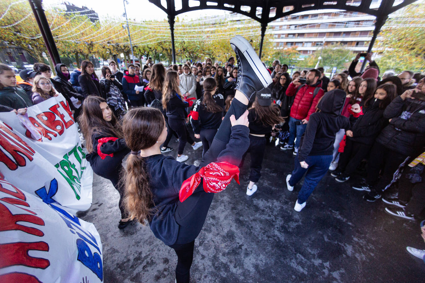 Concentración de alumnos de Secundaria de la escuela pública en la plaza del Ensanche en Irun.